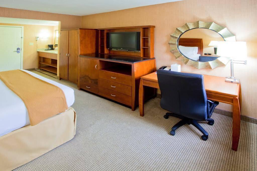 Holiday Inn Express Fairfax-Arlington Boulevard By Ihg Zewnętrze zdjęcie