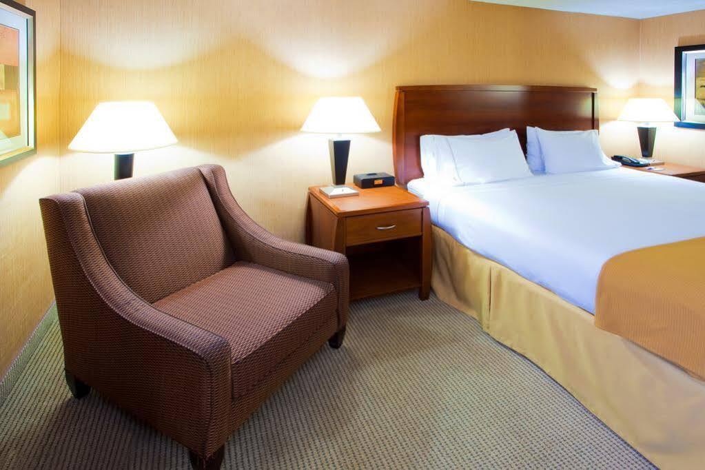 Holiday Inn Express Fairfax-Arlington Boulevard By Ihg Zewnętrze zdjęcie