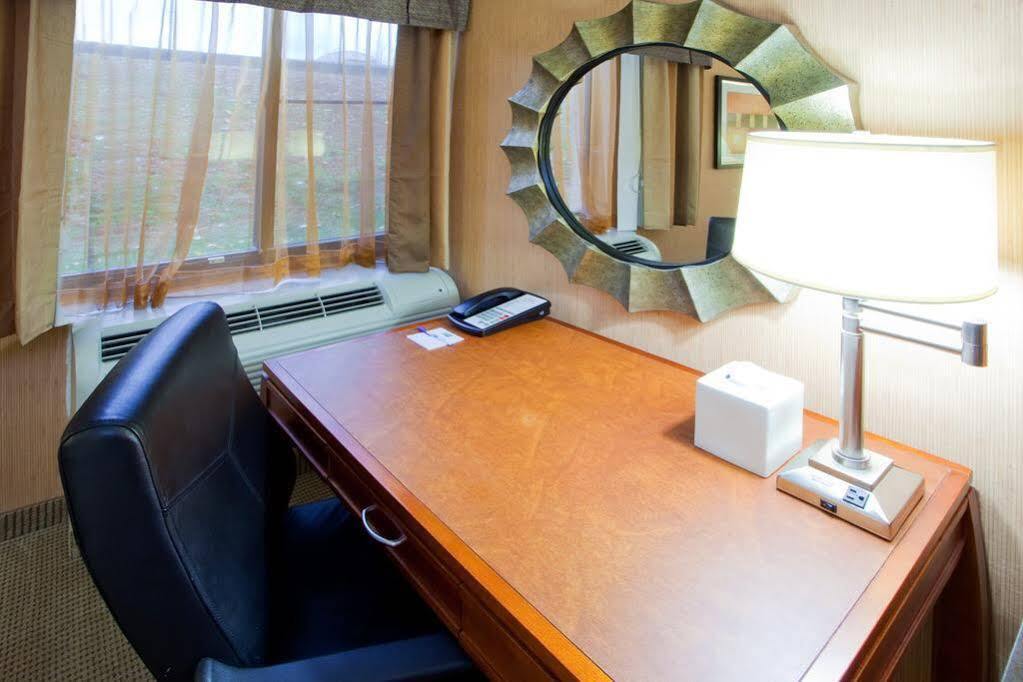 Holiday Inn Express Fairfax-Arlington Boulevard By Ihg Zewnętrze zdjęcie